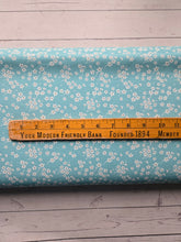 Petite Aqua Daisies Poly Slub {by the half yard}