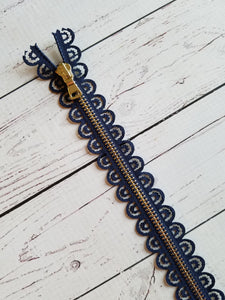 18" Navy Scalloped Lace Zipper