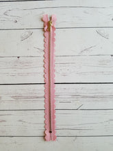 10" Light Rose Pink Scallop Zipper