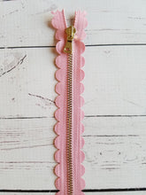 10" Light Rose Pink Scallop Zipper