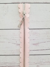 14" Pale Pink Scallop Zipper