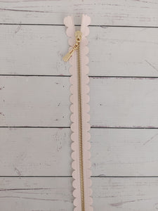 18" Pale Pink Scallop Zipper